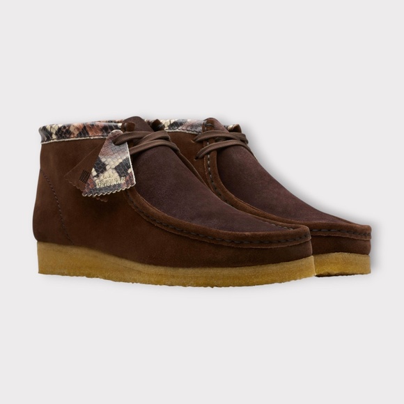 Men\'s Clarks Wallabee Chukka Boot in Brown Snake Combi Suede. 26178217 main image 4